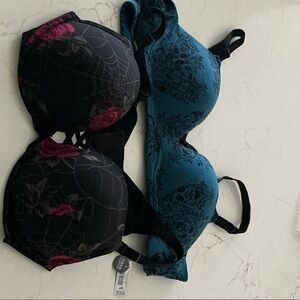 Torrid Black Teal and Red Floral Bras. 40C NWT and Like New